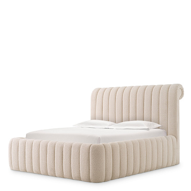 кровать с мягким изголовьем и обивкой в светлых тонах