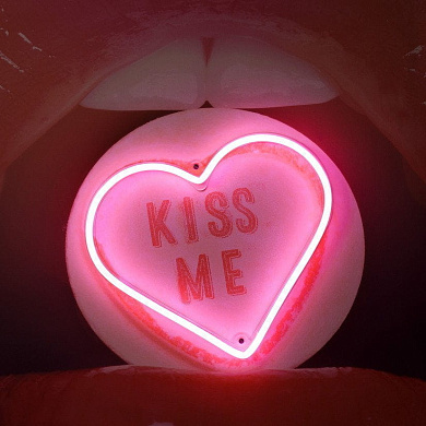 Hot Lips Kiss Me Led Neon волоконно-оптическое освещение Sonder Living 1206487