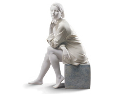 1009243 Lladro In My Thoughts фарфоровая статуэтка женщины, сидящей в задумчивой позе