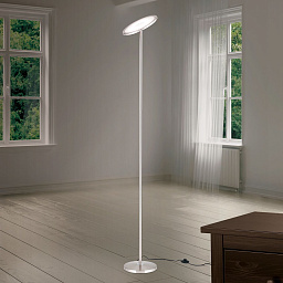 торшер с плоским дисковым рассеивателем и тонкой стойкой в сатиновом исполнении