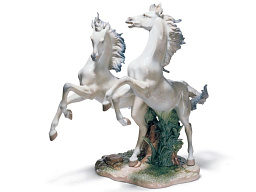 1001860 Lladro Free As The Wind фарфоровая фигурка всадников на скачущих лошадях