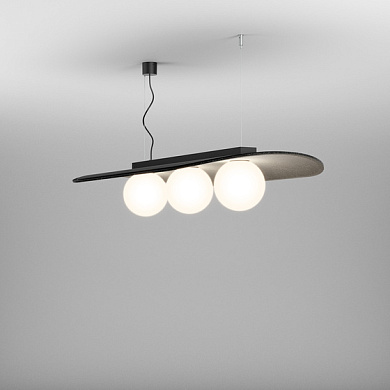 подвесной светильник с тремя шарами белого цвета
