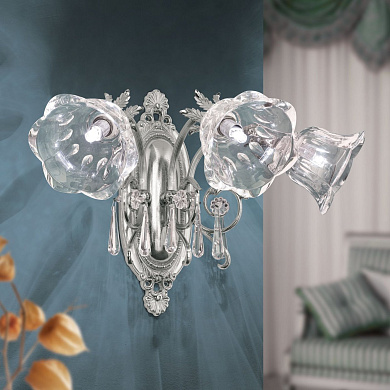 трёхламповое настенное бра с прозрачными гранёными плафонами в серебристой отделке