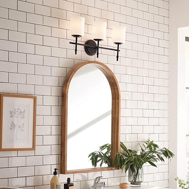 настенный светильник с тремя плафонами черного цвета