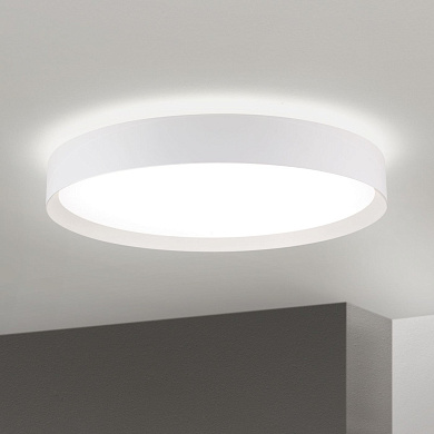 накладной потолочный LED-светильник с широким плоским белым рассеивателем