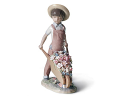 1001283 Lladro Wheelbarrow With Flowers фарфоровая фигурка мальчика с тележкой, полной цветов