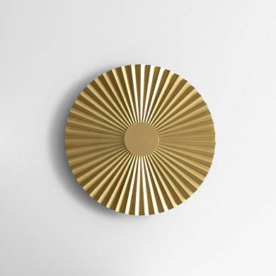настенный светильник из алюминия с радиальным узором и латунным покрытием