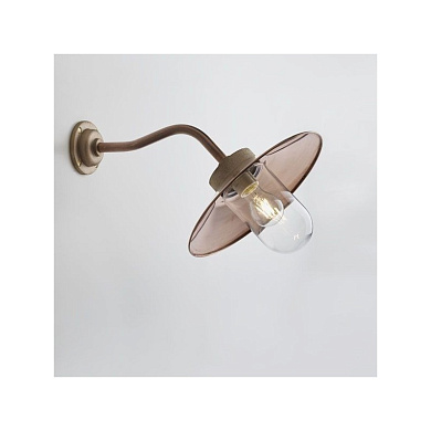 настенный светильник с наклонным кронштейном и металлическим отражателем под углом 45°