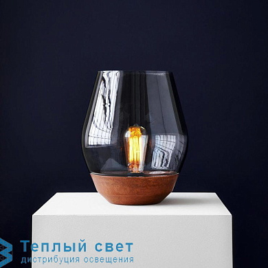 настольная лампа с полупрозрачным стеклянным плафоном и деревянным основанием