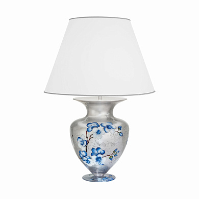 настольная лампа с круглым абажуром на хромированном основании