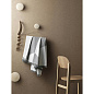 03297 Muuto Dots Крючок деревянный Ø17 см, орех — фото 3
