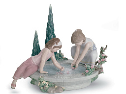 1008355 Lladro Petals In The Pond фарфоровая композиция детей, играющих у пруда