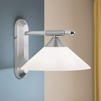 настенный светильник с широким матовым конусным плафоном на сатинированной прямой планке