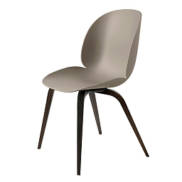 10024356 GUBI The GamFratesi Collection Beetle обеденный стул с чёрным сиденьем и деревянными ножками