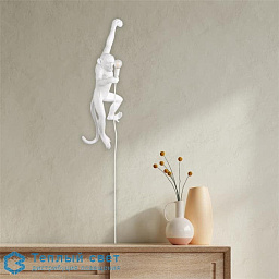 14881 Seletti MONKEY LAMP настенный светильник с фигурой обезьяны, освещающей вниз