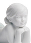 1008405 Lladro Family Innovation фарфоровая статуэтка ребёнка, лежащего на животе — фото 1