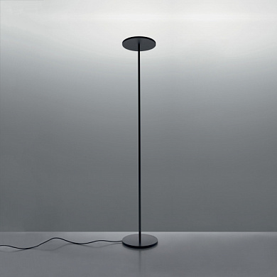 напольный светильник с тонкой опорой и плоским верхним рассеивателем