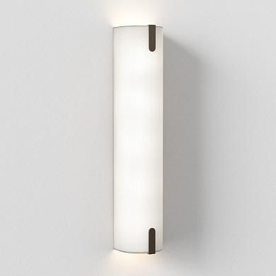 настенный светильник с вытянутым плафоном из ткани белого оттенка с бронзовыми акцентами