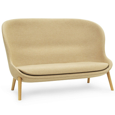 двухместный диван с тканевой обивкой бежевого оттенка