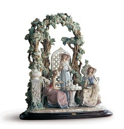 Фарфоровая скульптура дам за чаепитием Tea in the Garden Lladro, лимитированная серия 01001759