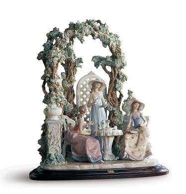 Фарфоровая скульптура дам за чаепитием Tea in the Garden Lladro, лимитированная серия 01001759