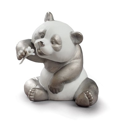 Фарфоровая статуэтка панды с цветком A Cheerful Panda Lladro, серебряный люстр 01009088
