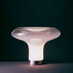 0054010A Artemide Lesbo настольная лампа с широким стеклянным абажуром и плавным силуэтом