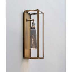 настенный светильник с прямоугольным корпусом и прозрачным стеклом в латунной раме