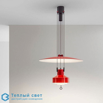подвесной светильник с дисковым плафоном красного цвета на вертикальной штанге