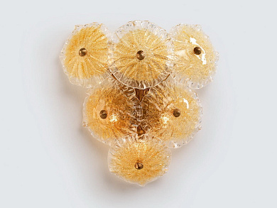 настенный светильник из бронзы с несколькими рельефными элементами