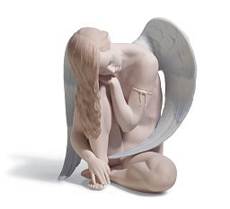 Фарфоровая статуэтка сидящего ангела с большими крыльями Wonderful Angel Lladro 01018236