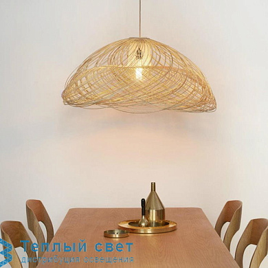 подвесной светильник с крупным купольным абажуром из натурального плетения