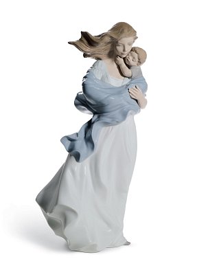 Фарфоровая статуэтка матери с сыном Loving Touch Lladro 01008519