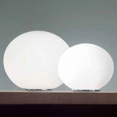 напольный светильник с шарообразным стеклянным плафоном белого цвета