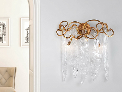 настенный светильник из бронзы с декоративными подвесами из стекла