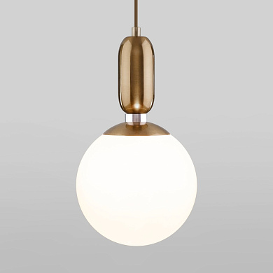 подвесной светильник с шарообразным матовым стеклянным плафоном на кабеле