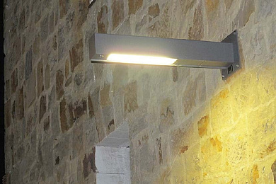 уличный настенный светильник с вытянутым корпусом и LED-панелью