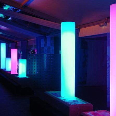 уличный напольный светильник с цилиндрическим световым корпусом для архитектурной подсветки