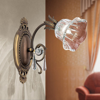 настенное бра с цветочным стеклянным плафоном и патинированным кронштейном