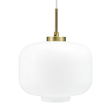 подвесной светильник с округлым плафоном из матового белого стекла и латунной арматурой