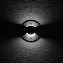 встраиваемый в стену уличный светильник с двойным лучом под углом 120°, создаёт симметричное освещение