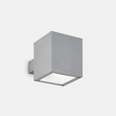 настенный фасадный светильник с квадратным корпусом из серого алюминия