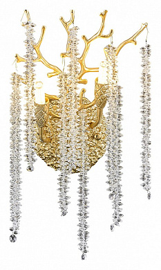 настенное бра с золотистыми элементами и свисающими подвесками из кристаллов