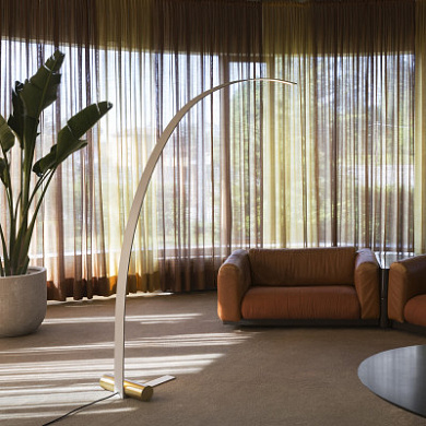 торшер с изогнутой арочной штангой и цилиндрическим источником света