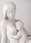 Фарфоровая статуэтка матери с сыном A Mother's Love Lladro, белая матовая 01009337 — фото 2