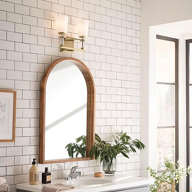 двухрожковый настенный светильник из латуни с белыми абажурами