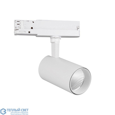 трековый прожектор с регулируемым направлением света и белым корпусом