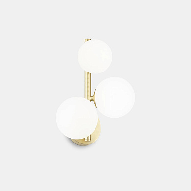 настенное бра с тремя шаровыми плафонами на латунной арматуре