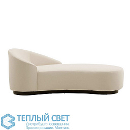 шезлонг с мягкой обивкой светло-серого цвета и подлокотником справа