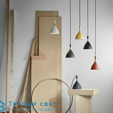 подвесной светильник с коническим плафоном на шнуре и направленным вниз светом
